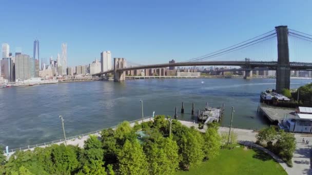 Brooklyn Bridge and Manhattan — Stock Video