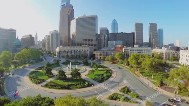 Coches de paseo cerca de Swann Fountain — Vídeo de stock