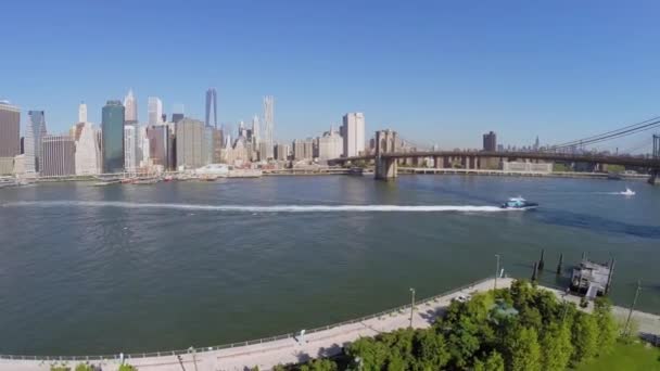 Schepen varen down East River — Stockvideo