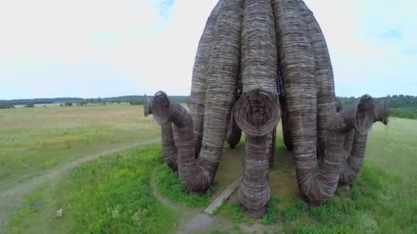 Torre de objetos de arte en el campo — Vídeos de Stock