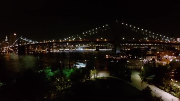 Brooklyn Bridge och Manhattan med belysning — Stockvideo