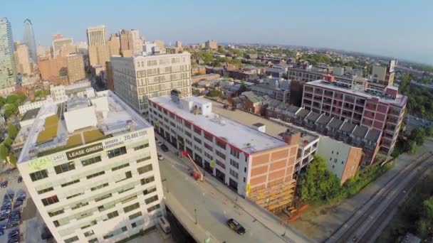 Panorama van het centrum van de stad met de straat verkeer — Stockvideo