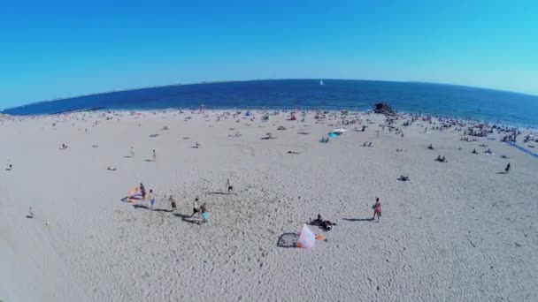 Menschen spielen Fußball am Strand von Brighton — Stockvideo