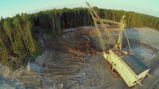 Graafmachine pollepels zand in de zandbak — Stockvideo