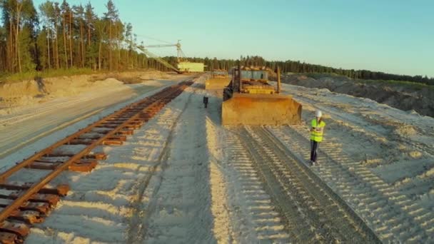 Kvinna i hjälm och uniform — Stockvideo