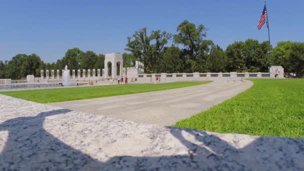 Ludzie chodzą w pobliżu Memorial Pool — Wideo stockowe