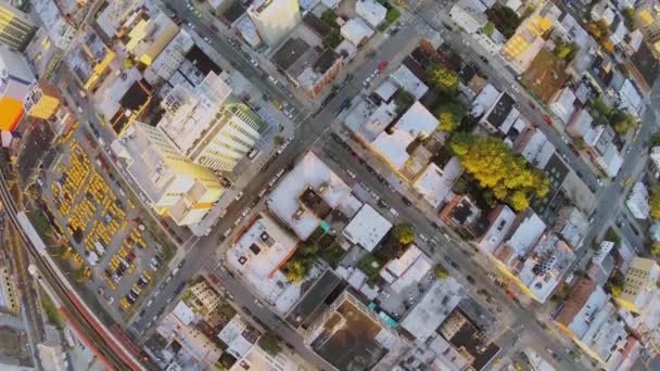 Rues de la ville avec parking taxi — Video