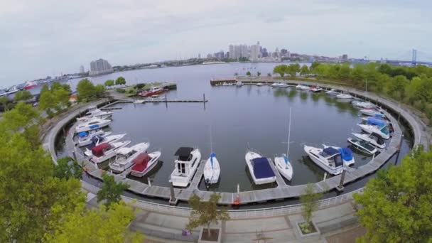 Runda moorage med båtar och yachter — Stockvideo