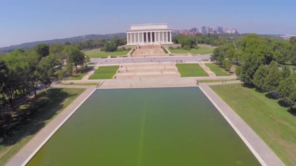 Turister vandrar nära Lincoln Memorial — Stockvideo