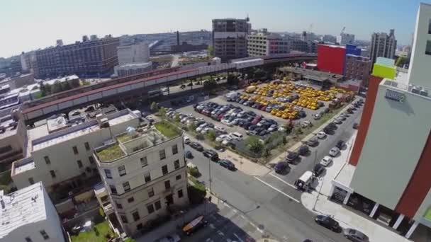 Auto parkeren in de buurt van railway — Stockvideo