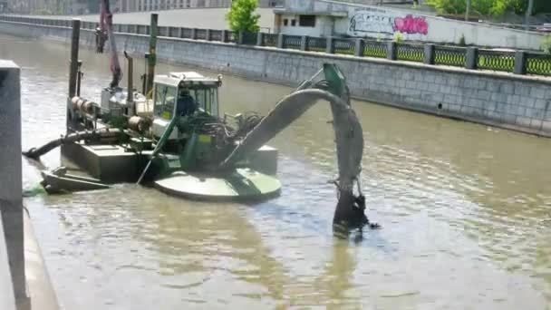 Máquina de dragado que profundiza el río — Vídeos de Stock