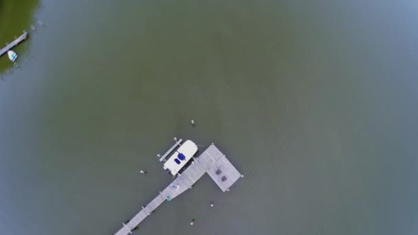 Muelle de madera con barco en Chesapeake Bay — Vídeos de Stock