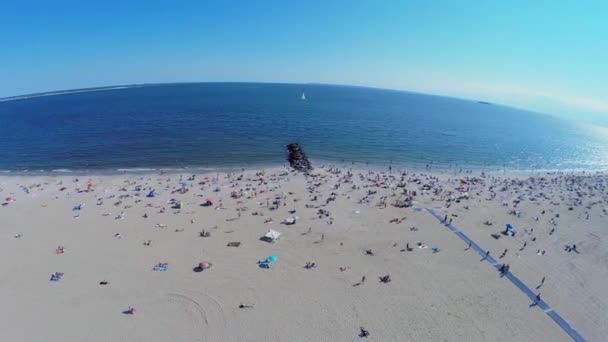 Brighton Beach con mucha gente — Vídeo de stock