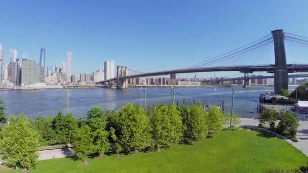 Vervoer verkeer op Brooklyn Bridge — Stockvideo