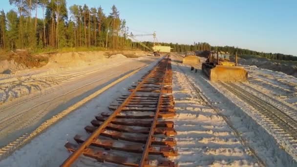 Bulldozers en graafmachines nabij Railway at zandbak — Stockvideo