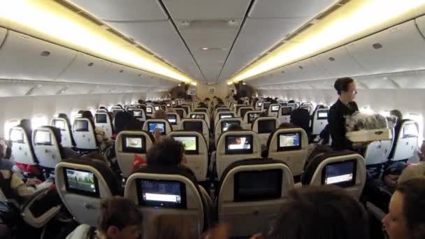 Люди в салоні літака — стокове відео
