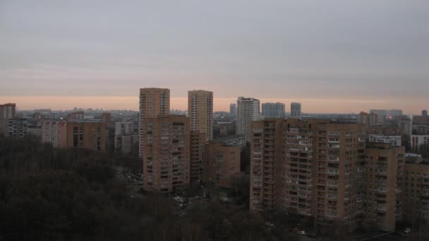 Один з районів Москви при сходом сонця — стокове відео
