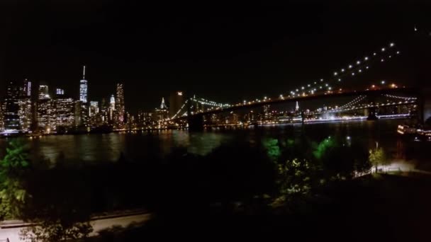 Brooklyn Bridge i wieżowce z oświetleniem — Wideo stockowe