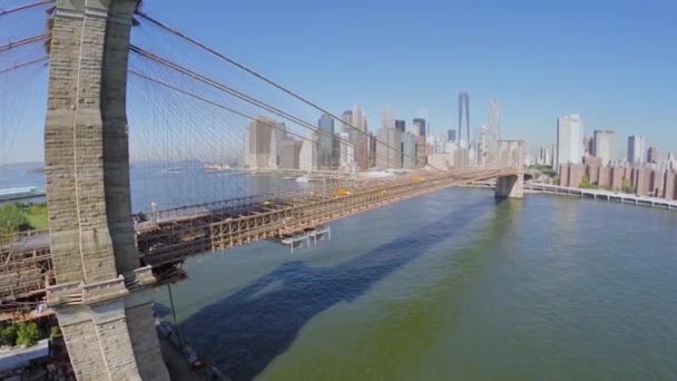 Transport drive by Brooklyn Bridge — Stock Video