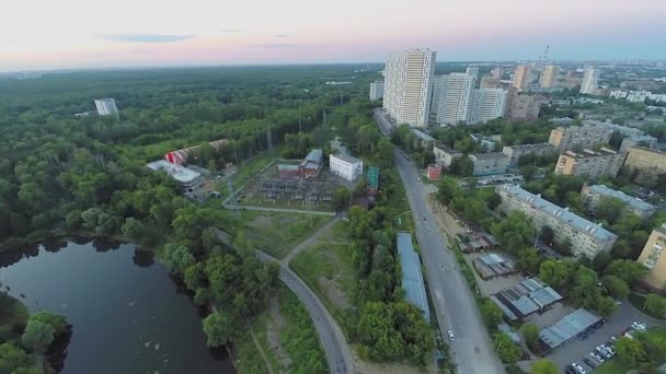 Centrale électrique près de l'étang et du parc  