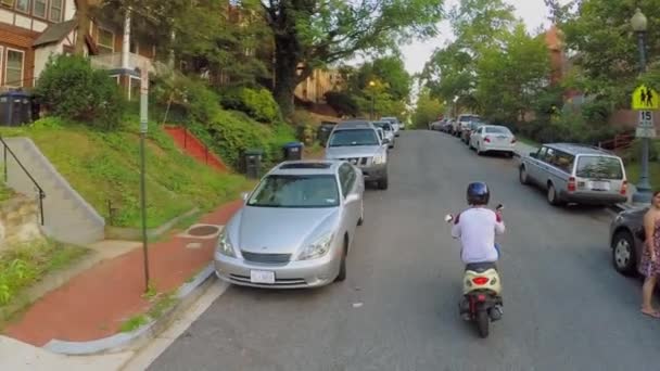 Jongen rijdt door Mt. Pleasant Street — Stockvideo
