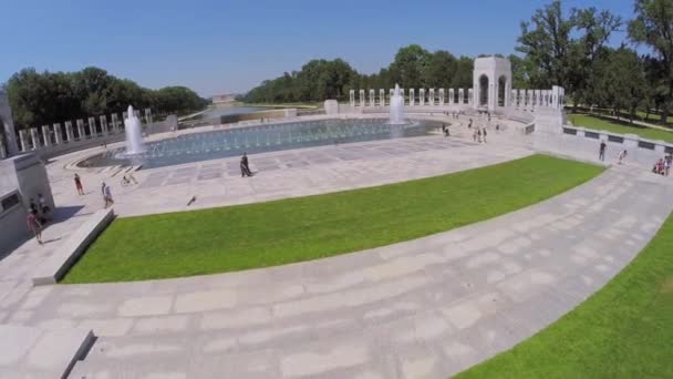 Turistas caminham pelo Word War II Memorial — Vídeo de Stock