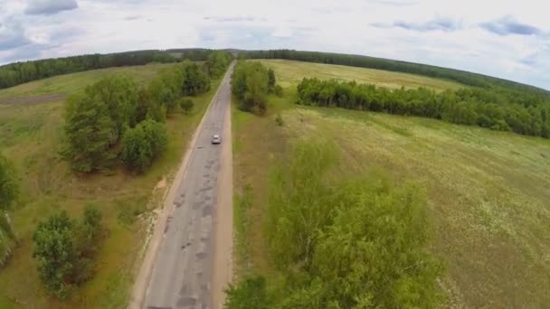 Auto rijden over de weg — Stockvideo