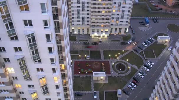 Детская площадка среди современных зданий — стоковое видео
