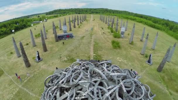 Lidé sledují krajinu mnoho tě kých předmětů — Stock video