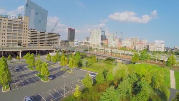 Stadsgezicht met verkeer op Walnut Street Bridge — Stockvideo