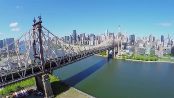 Bilar rida av Queensbridge över East River — Stockvideo