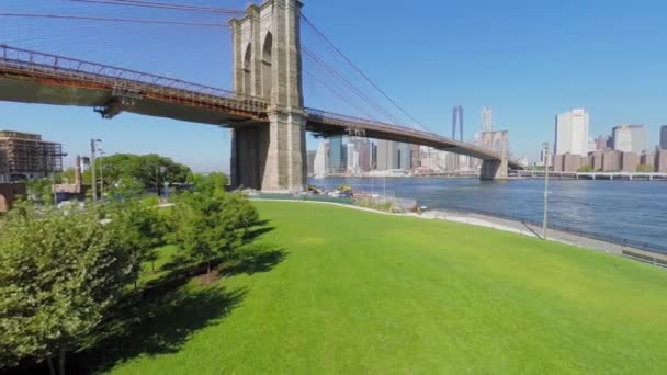 Brooklyn Köprüsü'nün sonbahar güneşli gün — Stok video