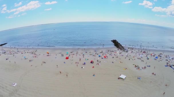 Moltitudine di persone a Brighton Beach — Video Stock