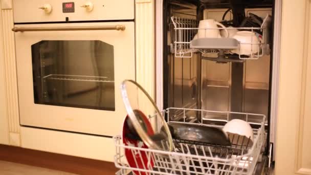 Crockery pulled out of dishwasher — Stock Video