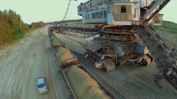 Absetzer ladingen trein op zandbak — Stockvideo
