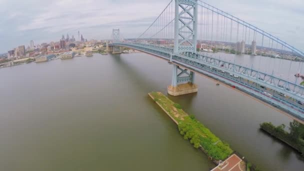 Benjamin Franklin Bridge com tráfego de transporte — Vídeo de Stock