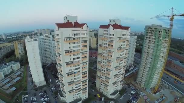 Stadtbild mit Bauplatz für Wohnhaus — Stockvideo