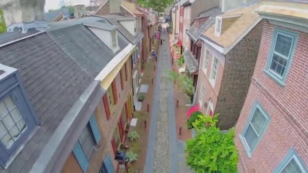 Elfreths Alley com casas de tijolos velhos — Vídeo de Stock