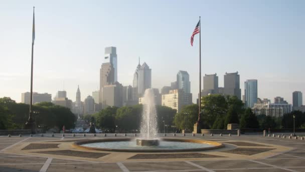 Fontein in de buurt van Philadelphia Museum van kunst bij zonsopgang. — Stockvideo