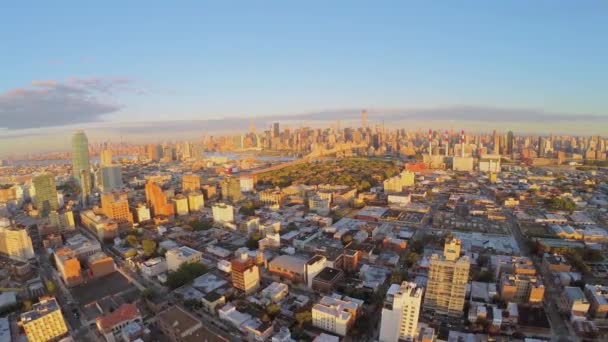 Megalopolis met wolkenkrabbers in zomer — Stockvideo