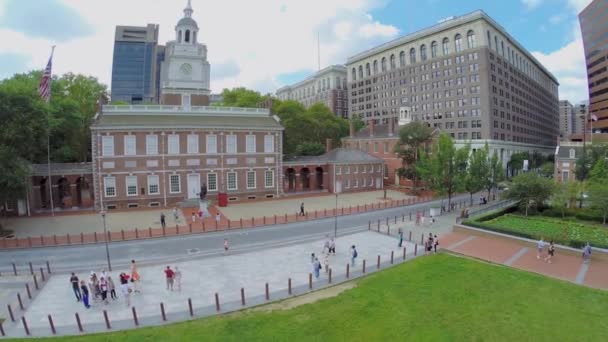 Туристы ходят рядом с Liberty Bell Center — стоковое видео