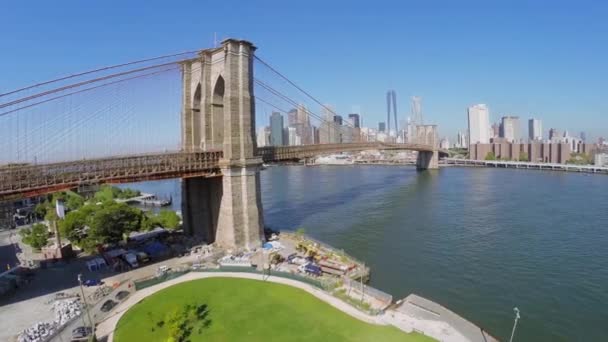 Stadsverkeer op brooklyn bridge — Stockvideo