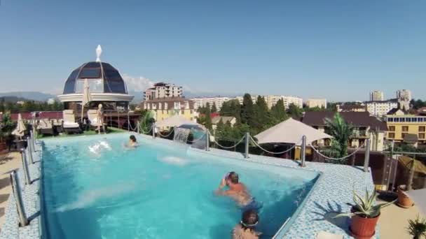 Abuelos con nietos relajarse en la piscina — Vídeos de Stock