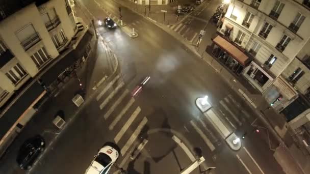 Crossroad with traffic at night. — Stock Video