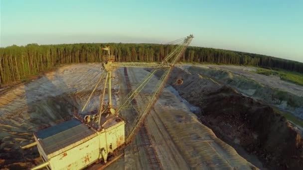 Graafmachine giet zand op zandbak — Stockvideo