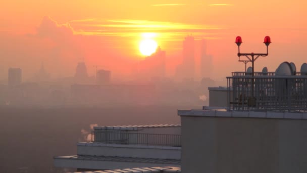 Uno de los distritos de Moscú durante la puesta del sol — Vídeo de stock