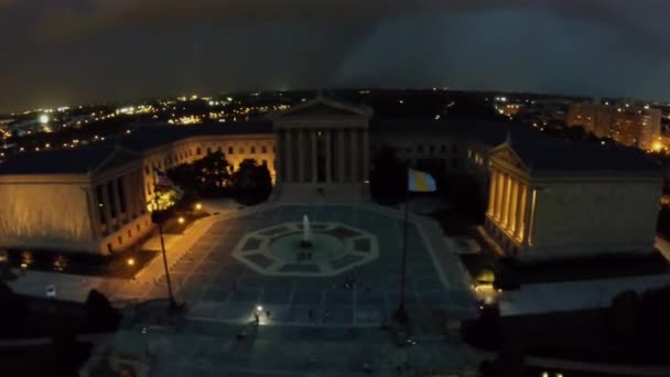 Byggnad av Philadelphia Museum of Art på natten — Stockvideo