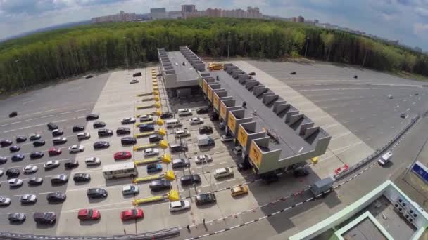 Autoverkehr auf kostenpflichtiger Straße — Stockvideo