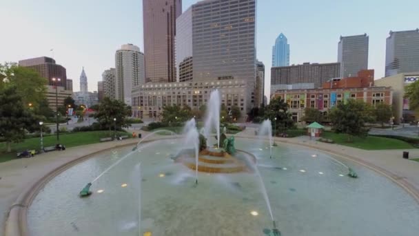 Water springs and sculptures of Swann Fountain — Stock Video