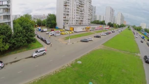 Stadtverkehr auf der Aviatorov-Straße — Stockvideo